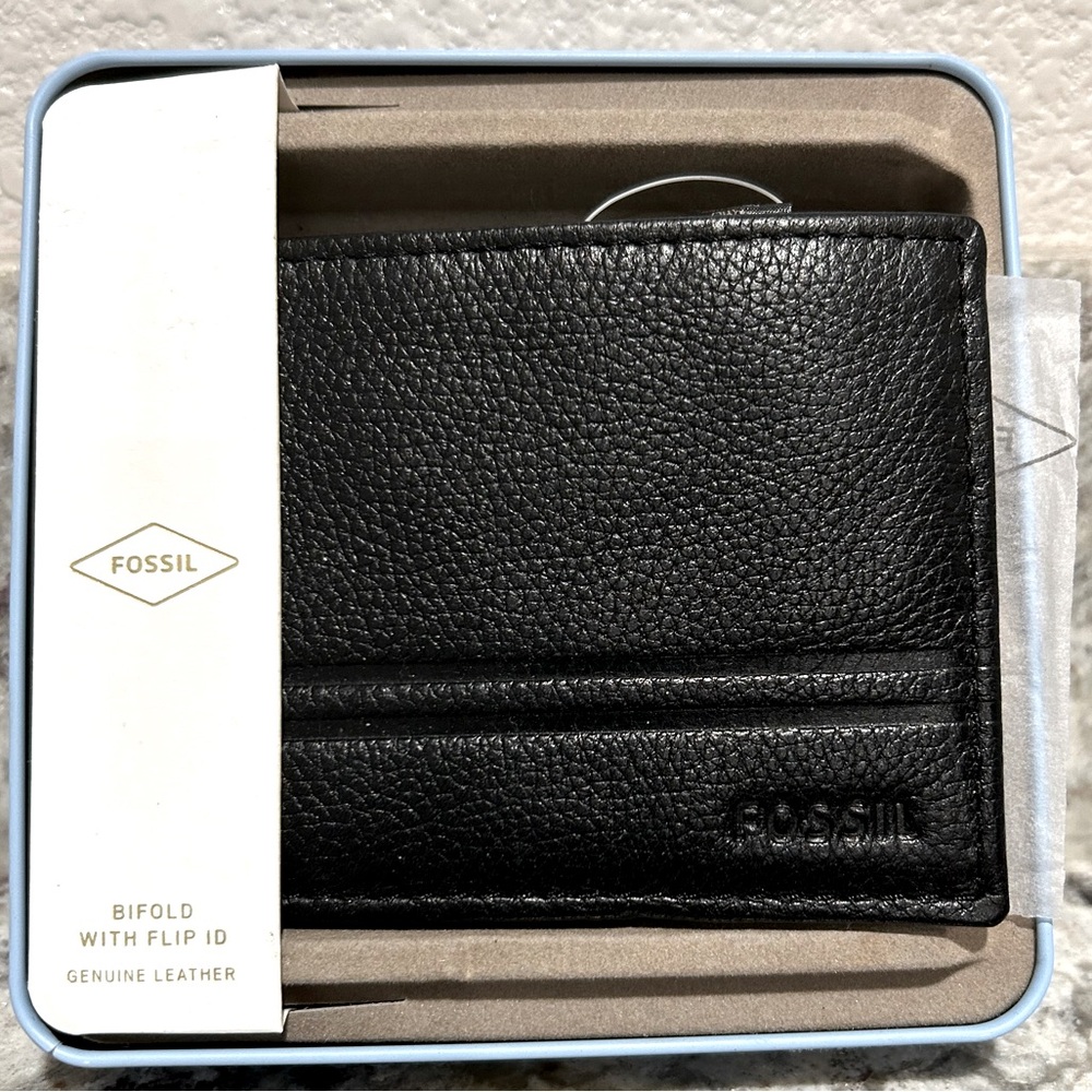 Men’s Fossil new wallet never open still in box